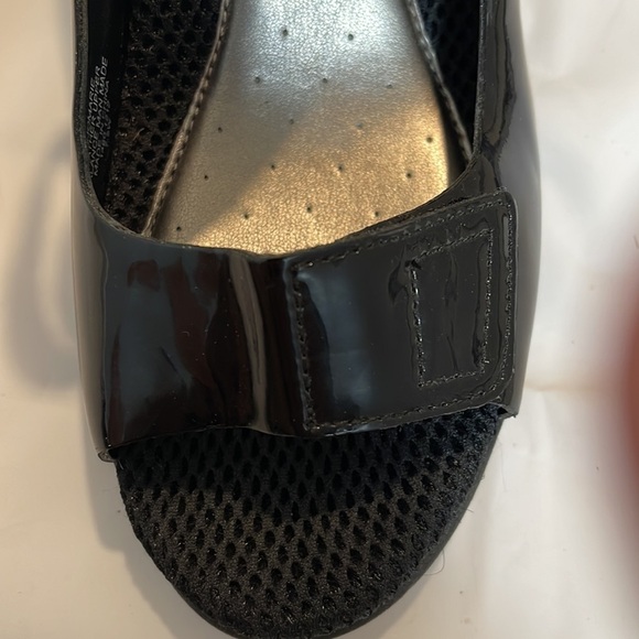 Easy spirit black raised heal with elastic closures  Size 7.5- like new - Picture 2 of 11